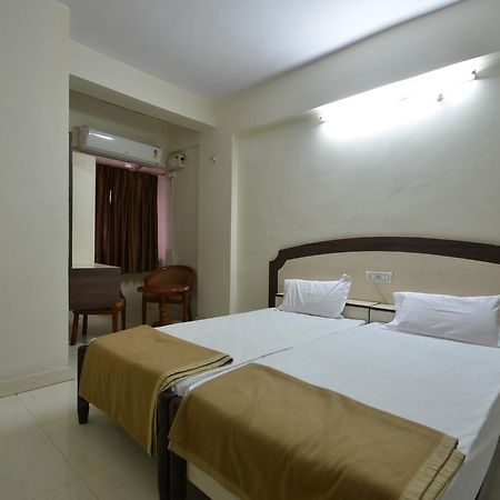 Hotel Maya Deluxe Хидерабад Екстериор снимка