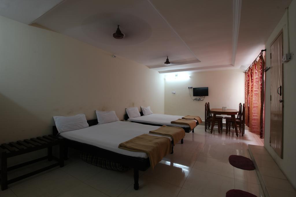 Hotel Maya Deluxe Хидерабад Екстериор снимка