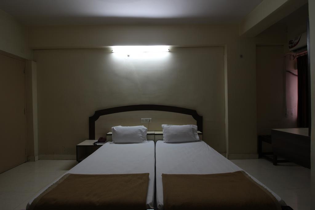 Hotel Maya Deluxe Хидерабад Екстериор снимка