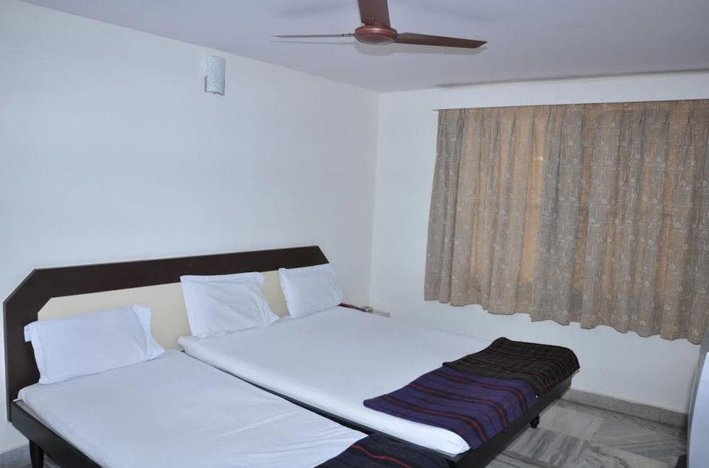 Hotel Maya Deluxe Хидерабад Екстериор снимка