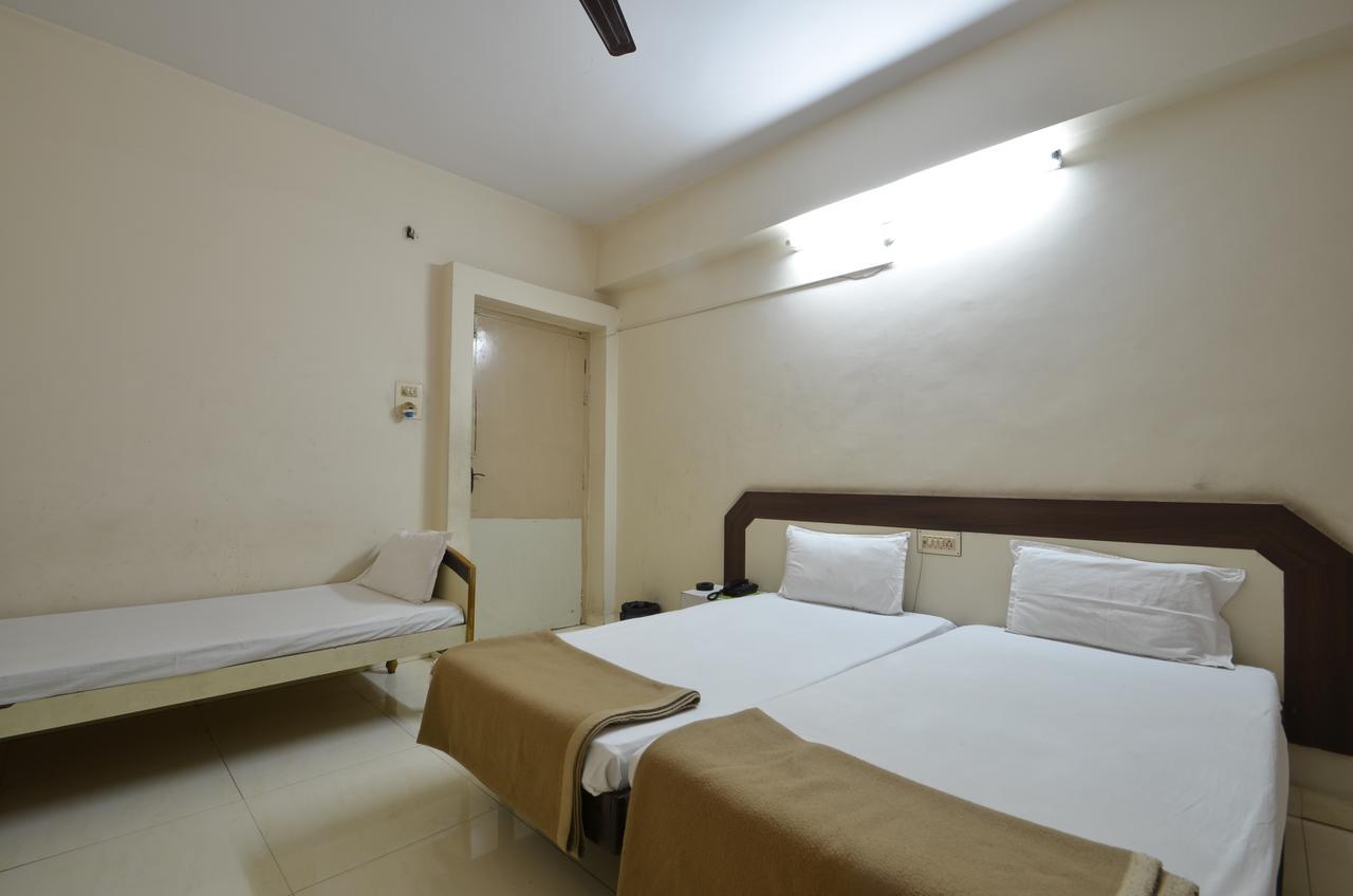 Hotel Maya Deluxe Хидерабад Екстериор снимка