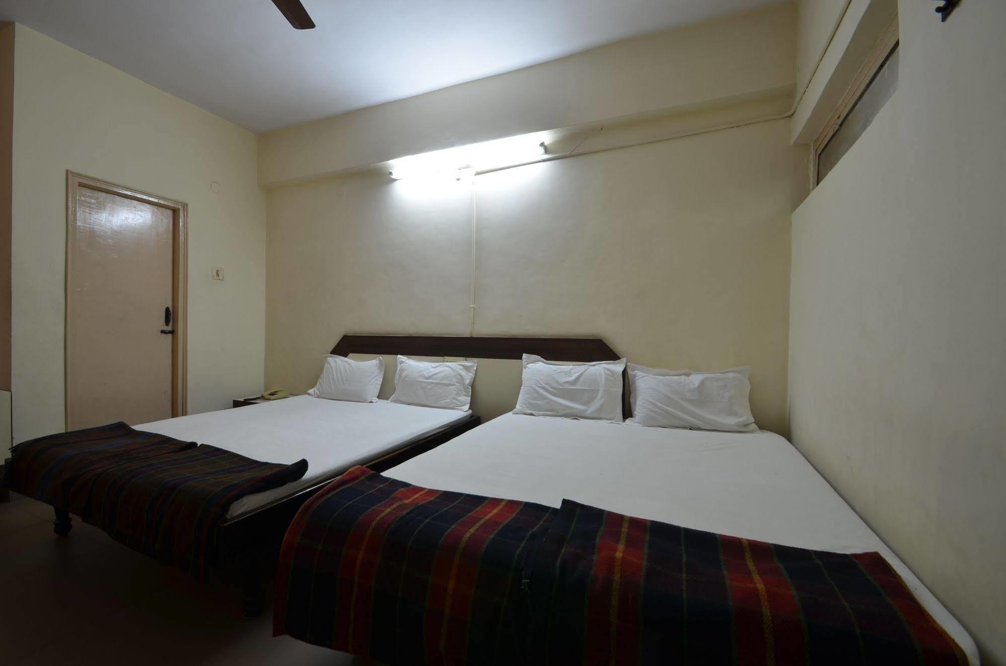Hotel Maya Deluxe Хидерабад Екстериор снимка