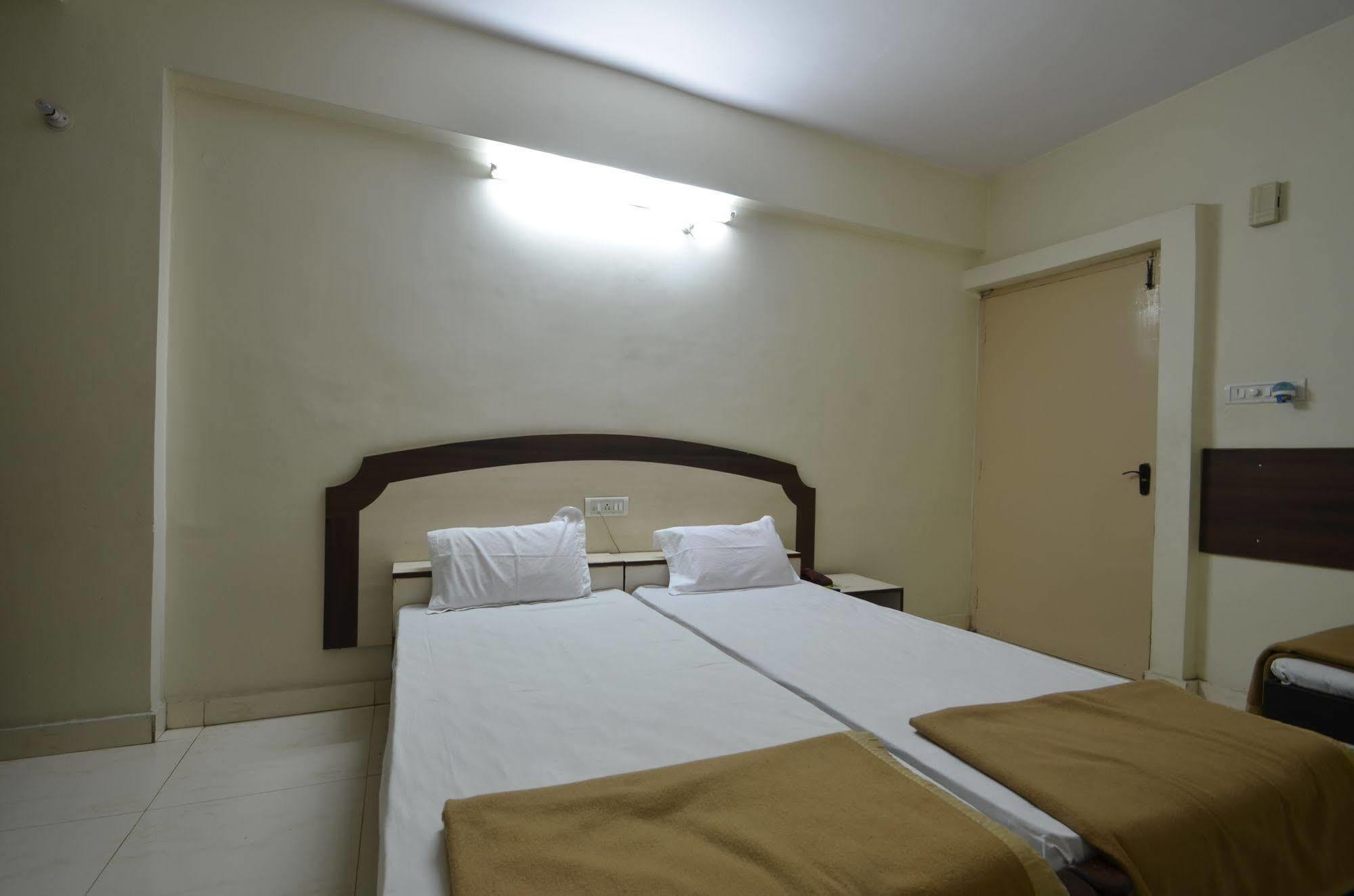 Hotel Maya Deluxe Хидерабад Екстериор снимка