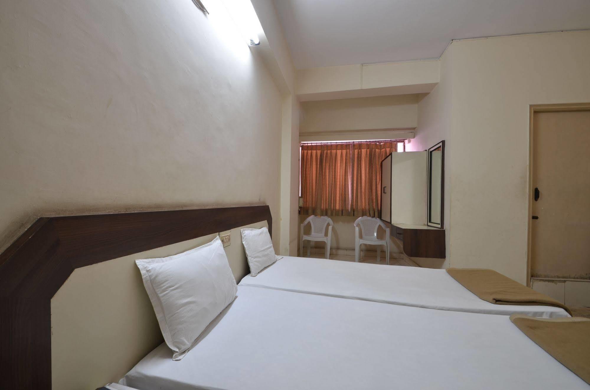 Hotel Maya Deluxe Хидерабад Екстериор снимка